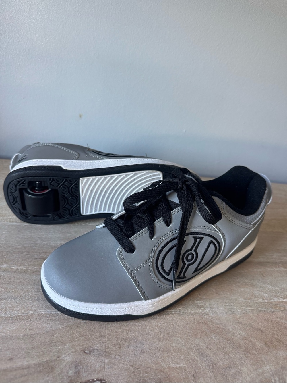 Heelys Voyager Gray Black Roller Shoes Size US 7 Wheels Key Plugs Included